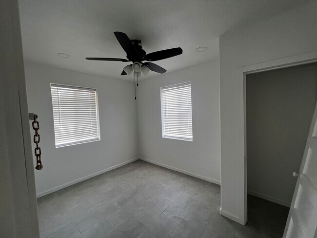 Foto del edificio - 303 N M St