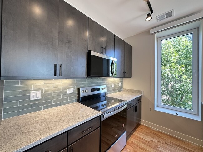 Building Photo - 2100 W 18th Pl