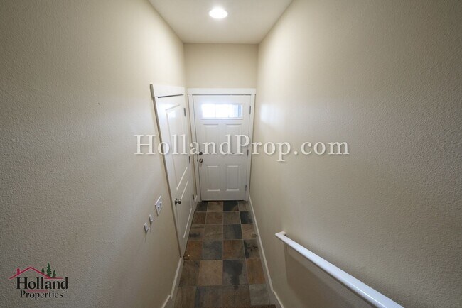 Building Photo - 2 Bedroom Beaverton with an extra flex room!