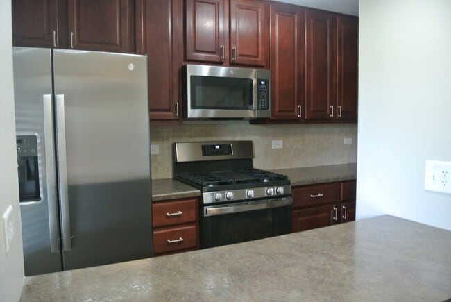Building Photo - 118 Colonial Pkwy