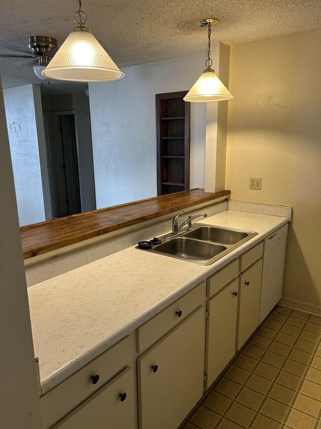 Foto del edificio - 2 Bedroom 1 Bath Condo with Sun Room!