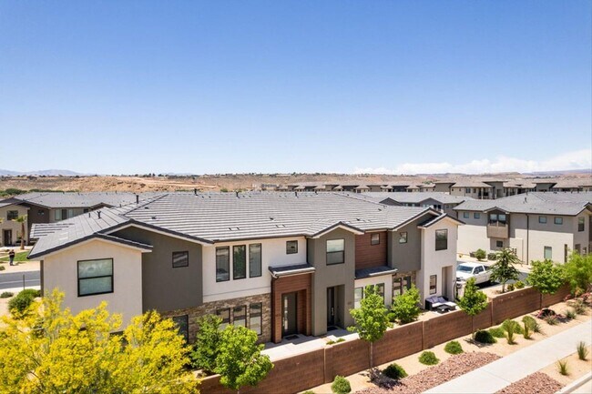 Building Photo - Woodland Estates Townhome