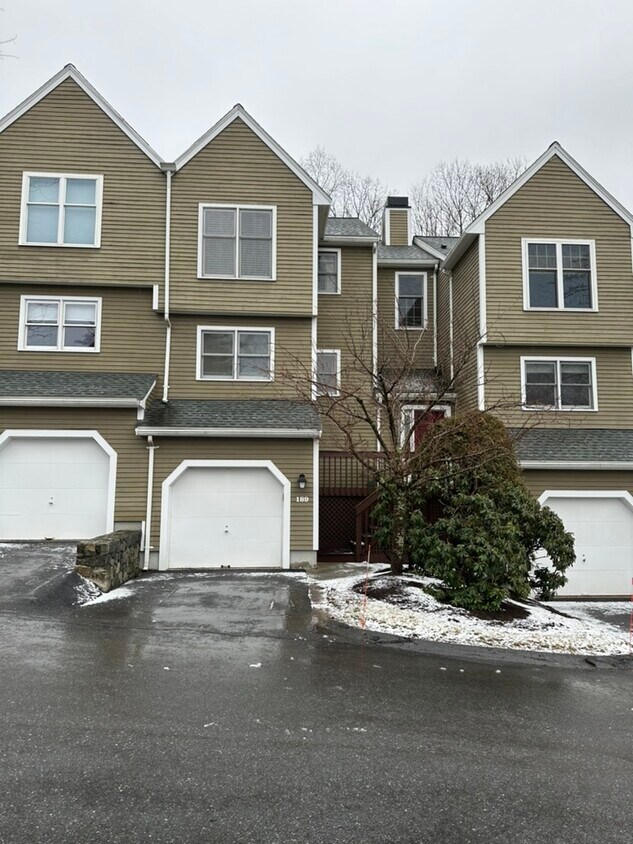 189 Forest Dr, Waltham, MA 02452 Townhome Rentals in Waltham
