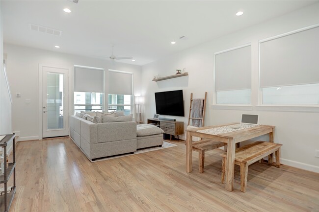 Building Photo - 2781 Clinton Dr