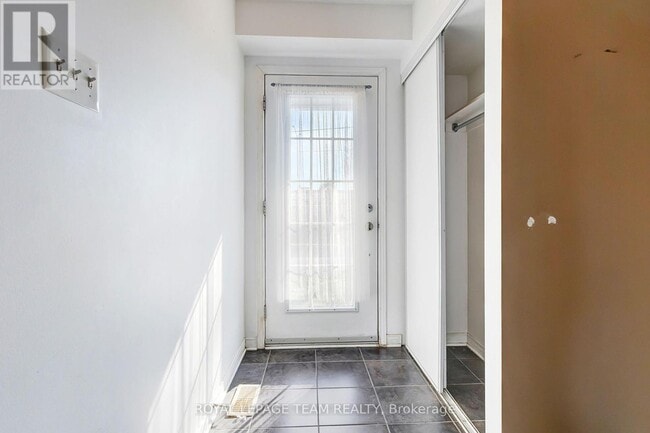 Building Photo - 566 Simran Private