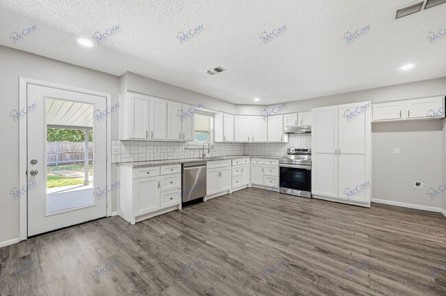 Building Photo - 808 Bullock Dr