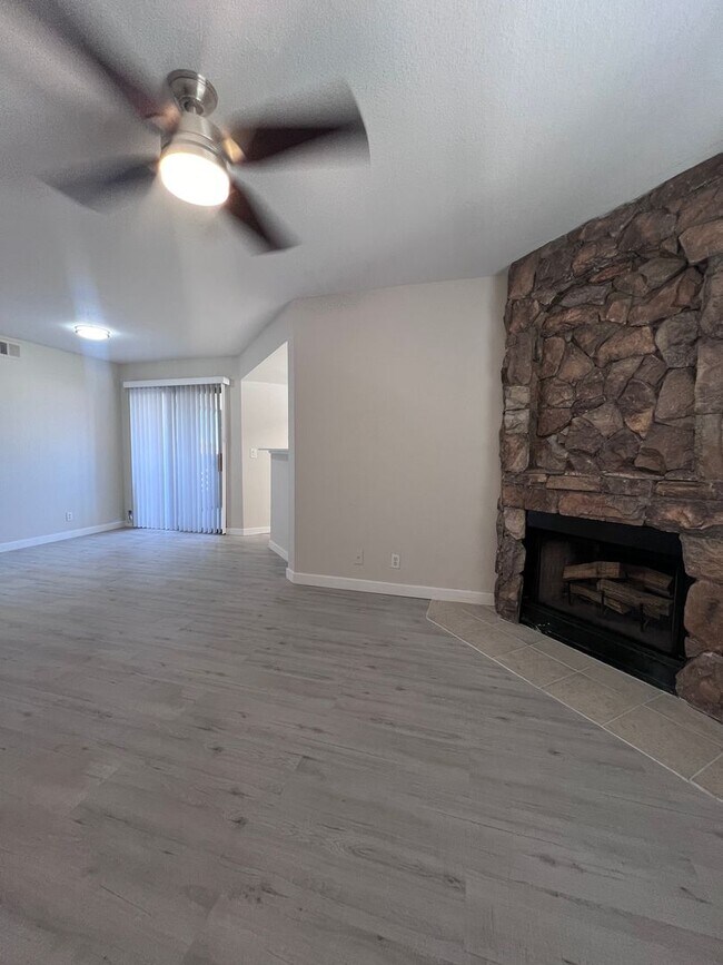Foto del edificio - The Enclaves 3 bed 2 bath Upgraded Condo!
