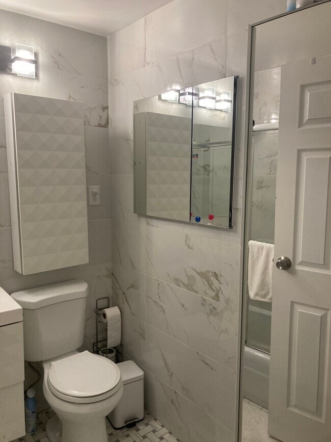 Building Photo - 142 Kenrick St