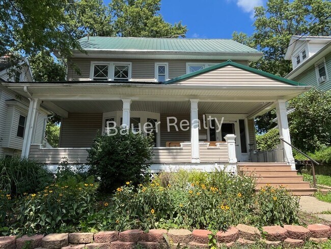 Foto del edificio - Large Four Bedroom Home