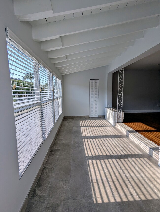 Sala Florida - 826 83rd St