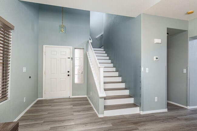 Foto del edificio - 3 bedroom home located near 215 Freeway and shopping.