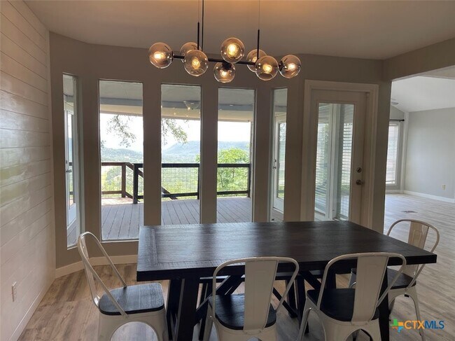 Foto del edificio - 744 Hill Top Dr