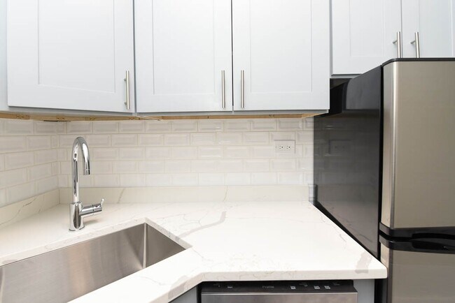 Building Photo - 510 W Belmont Ave