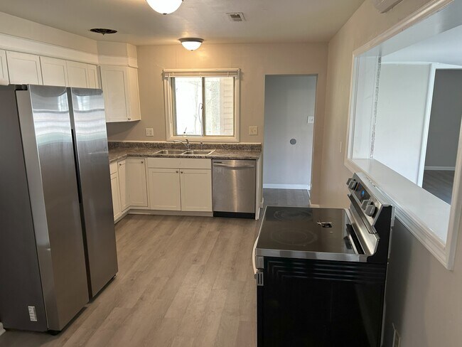 Building Photo - 1707 Buena Vista Cir SE
