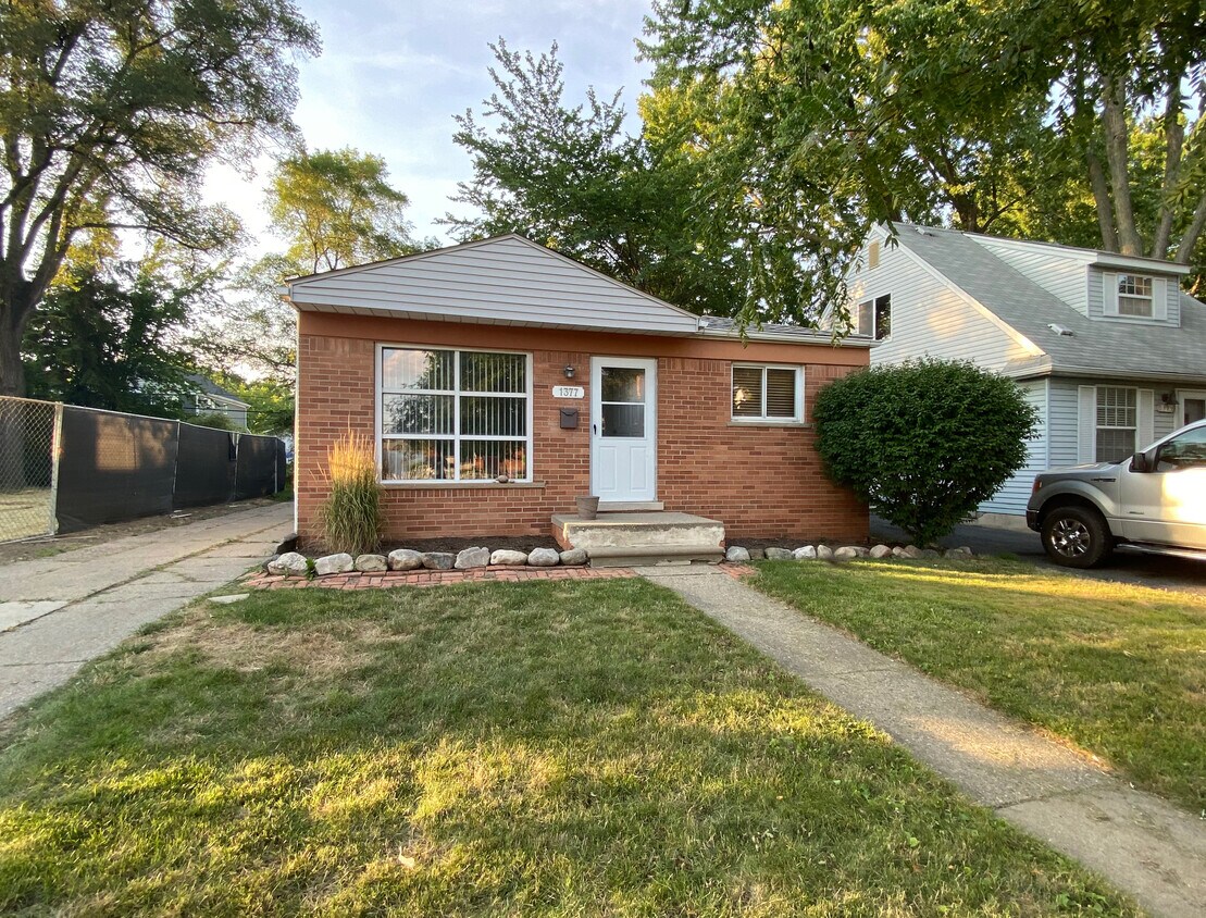 Foto principal - 1377 Chapin Ave