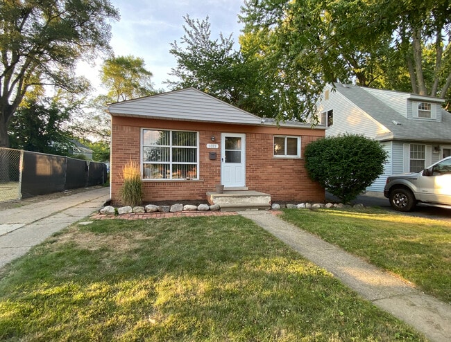 Building Photo - 1377 Chapin Ave