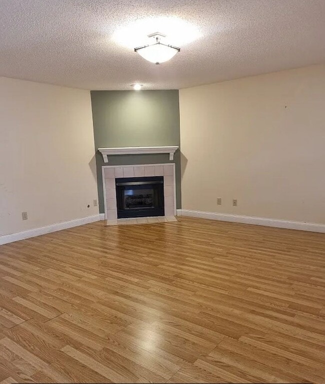 Foto del edificio - 3 bedrooms with Garage!