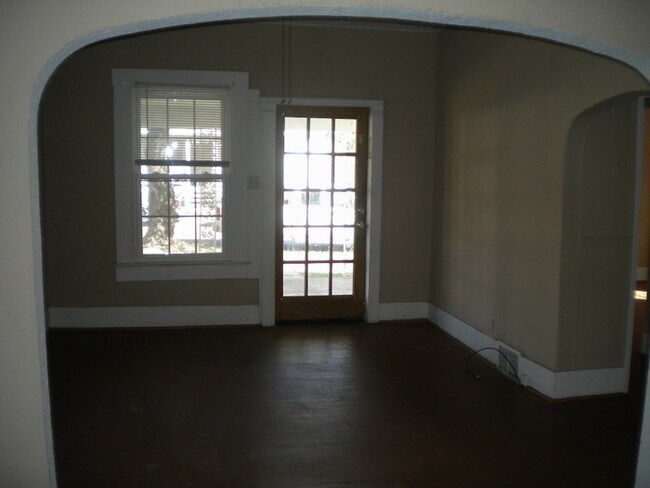 Building Photo - 1108 S Osage Ave
