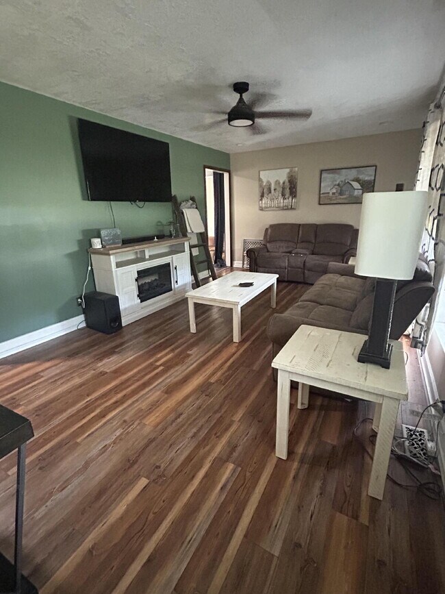 Foto del edificio - "Charming 3-Bed Home in Clarksville – Cozy Living with 1.5 Baths at 512 Appleton!"