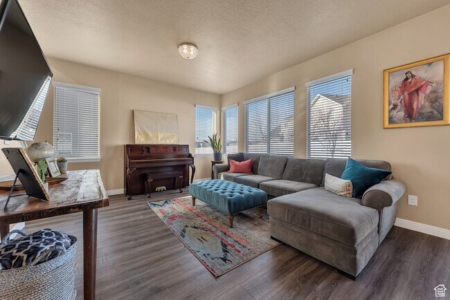 Building Photo - 3234 W Desert Lily Dr