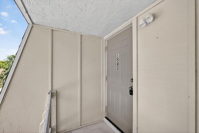 Building Photo - 1580 Montauk Dr