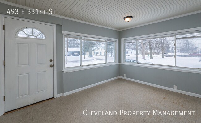 Building Photo - Renovated Eastlake Home