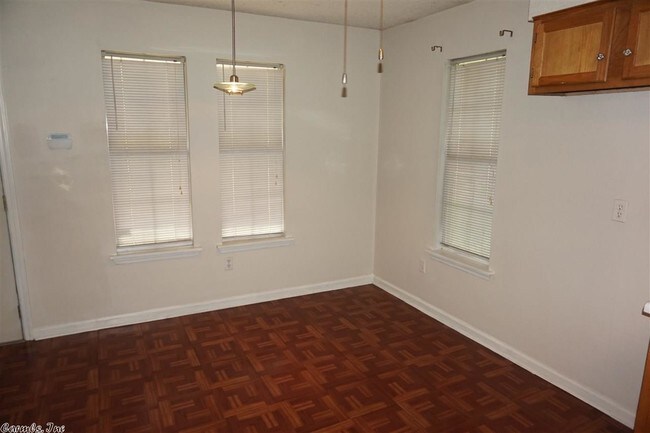 Building Photo - 601 S Maple St