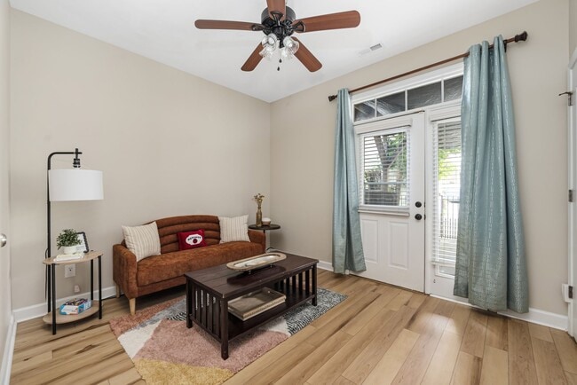Building Photo - Stylish 3-bedroom townhome in Vermillion in Hustersville