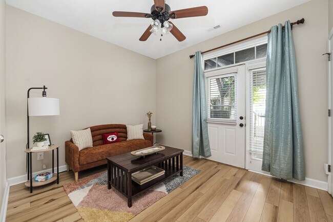 Foto del edificio - Stylish 3-bedroom townhome in Vermillion in Hustersville