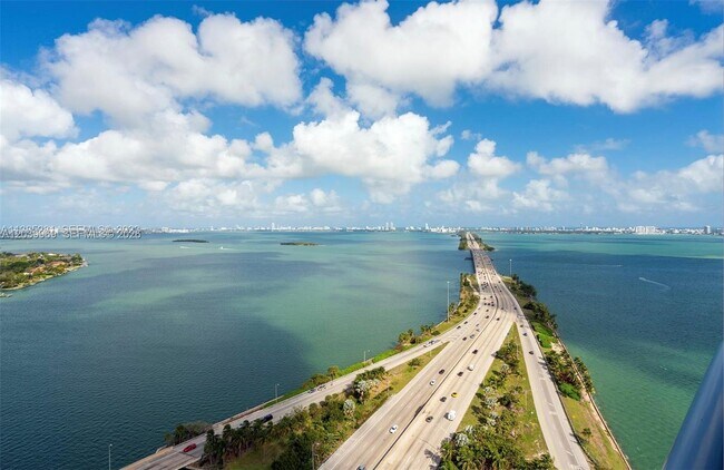 Foto del edificio - 601 NE 36th St