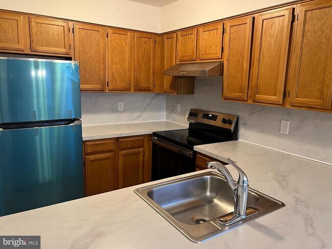 Building Photo - 83 W Laurel Ave