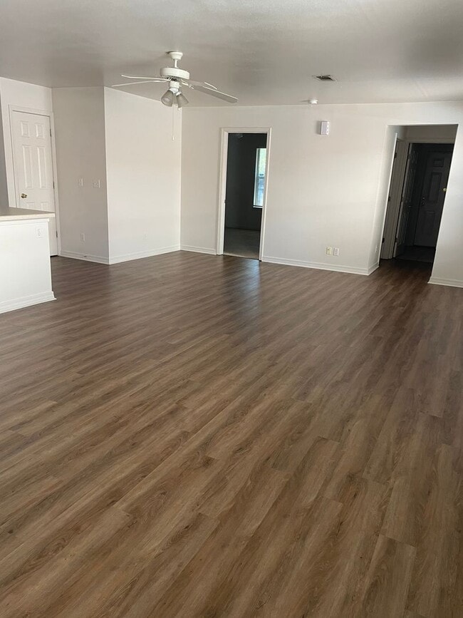 Building Photo - 206 Classic Ct