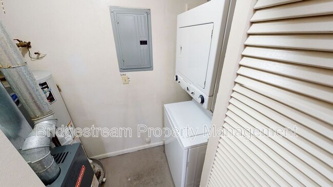 Foto del edificio - 1712 Radio Rd