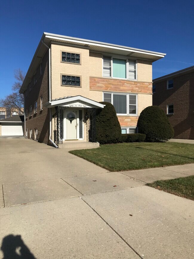 Building Photo - 8648 W Carmen Ave