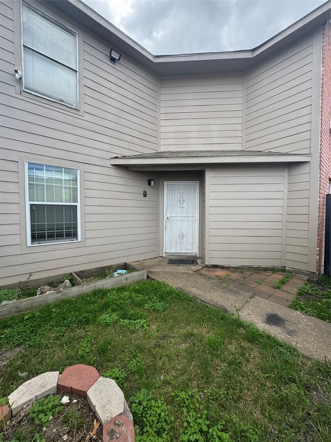 Building Photo - 12700 Leader St