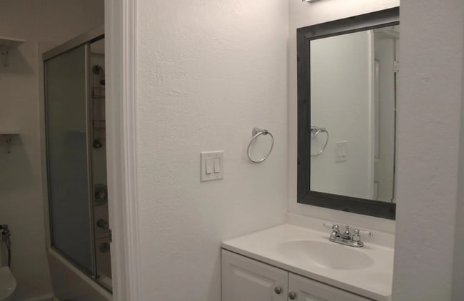Building Photo - Great condo unit in a gated community.