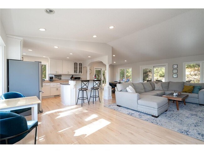 Building Photo - 4644 Carlow Rd