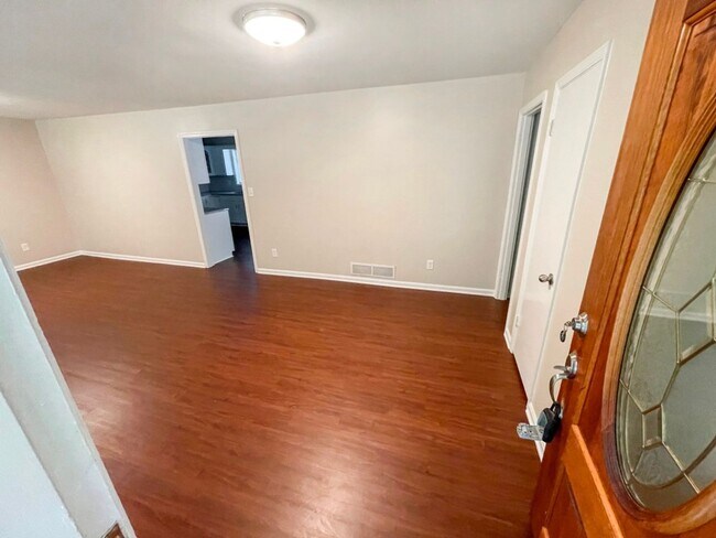 Foto del edificio - Renovated 3BR Ranch w/Basement