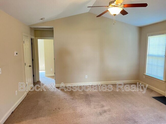 Foto del edificio - 1420 Dexter Ridge Dr