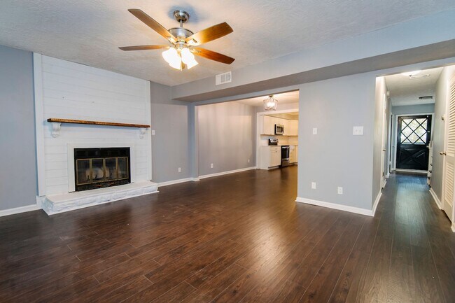Foto del edificio - Available Early June! Townhome in the hear...
