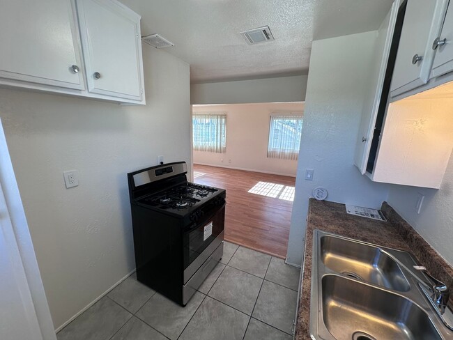 Building Photo - 3 Bedroom 1 Bath (Upstairs) with Laundry H...