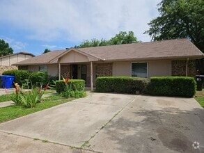 Building Photo - 2004 Twisted Oak Dr
