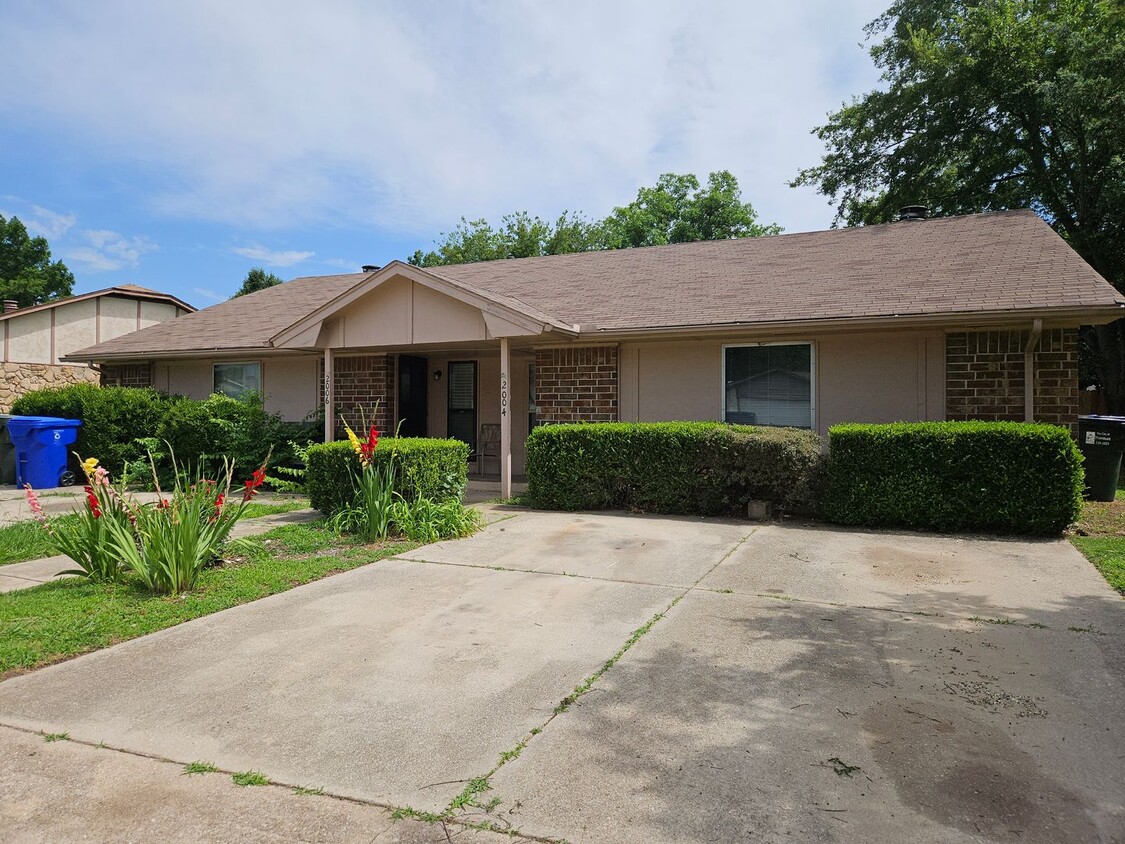 Primary Photo - (2) Bed/(1) Bath Duplex in SE Norman Avail...