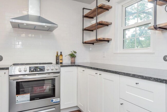 Foto del edificio - Updated Brentwood Forest Condo