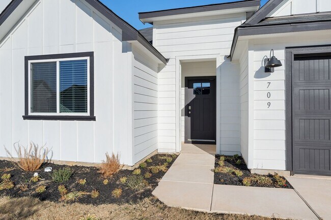 Building Photo - 2594 SF of LUXURY LIVING - 5 BR / 3 BA + Study - Harmony Hills, Fredericksburg!
