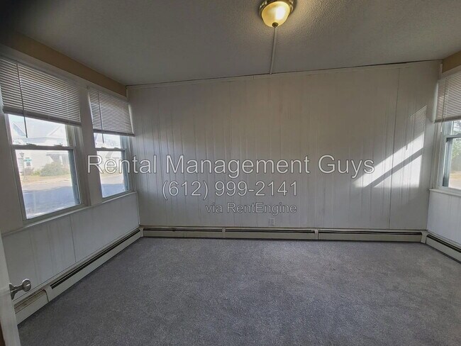 Foto del edificio - 736 Geranium Ave E