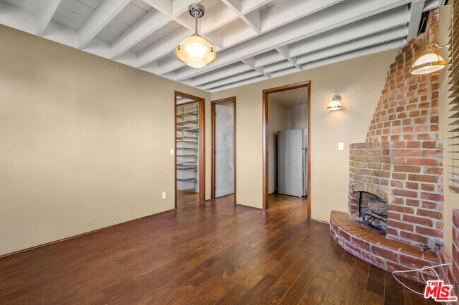 Building Photo - 6871 Pacific View Dr