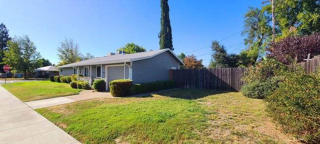 Building Photo - Beautifully Maintained Duplex w/ Huge Back...