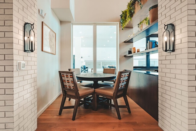 Building Photo - Oak House