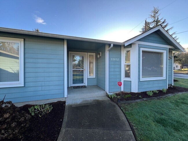 Foto del edificio - Price Drop!-Exceptional 2200 sq ft Three Bedroom 2 Bath Rambler in Fed Way - with A/C
